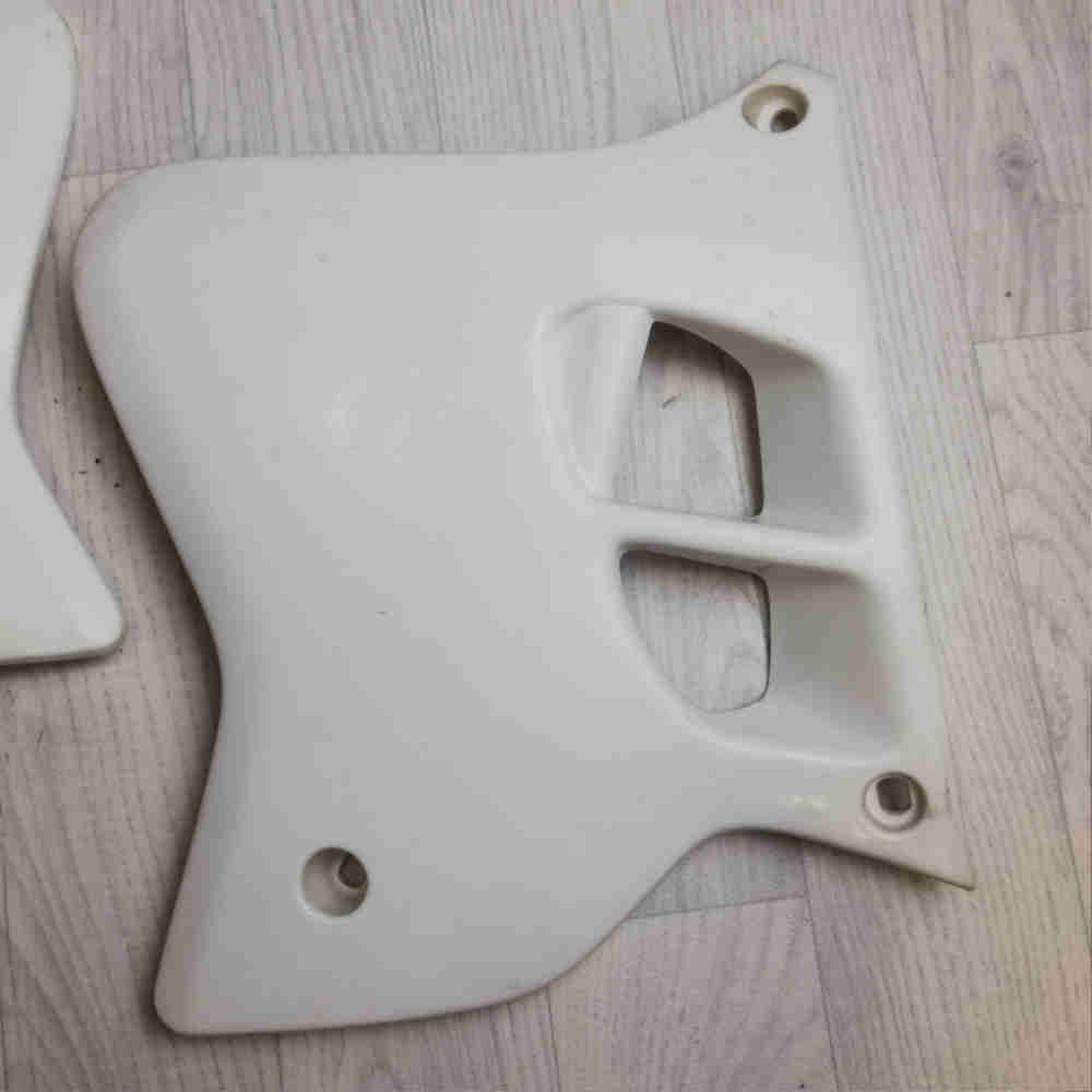 UFO 2856 Tankspoiler Kühlerabdeckung Yamaha YZ 125/250 93-95 gebraucht UFO 2856 Tankspoiler Kühlerabdeckung Yamaha YZ 125/250 93-95 gebraucht